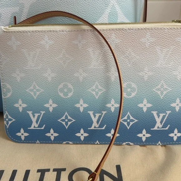 Brand new never used Louis Vuitton Blue and White Shoulder Bag Neverfull MM - Picture 2 of 15